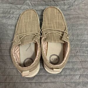 Women’s size 10 heydudes.